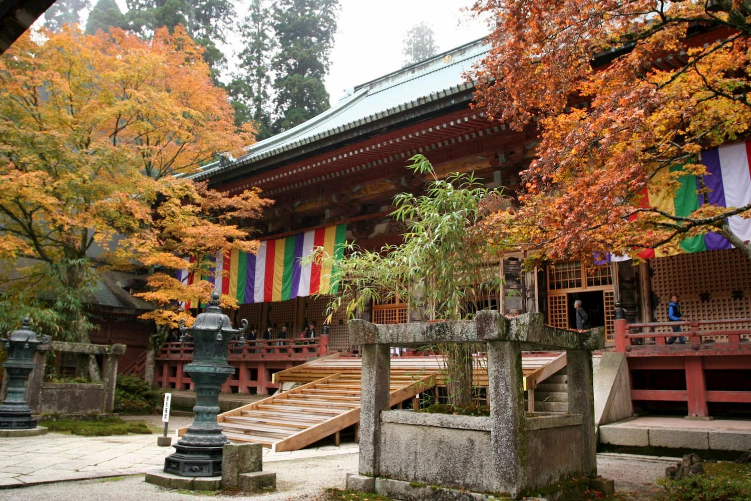 “秋の根本中堂中庭の様子(比叡山延暦寺様提供)”