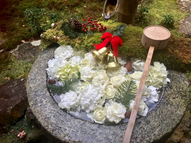 “楊谷寺のクリスマス仕様の花手水”