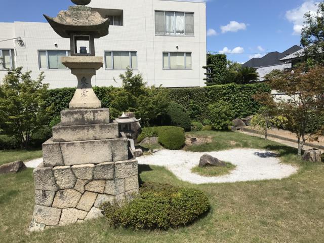 鶴羽根神社の庭園