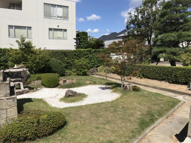 鶴羽根神社の庭園