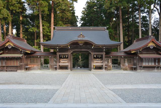 彌彦神社の山門