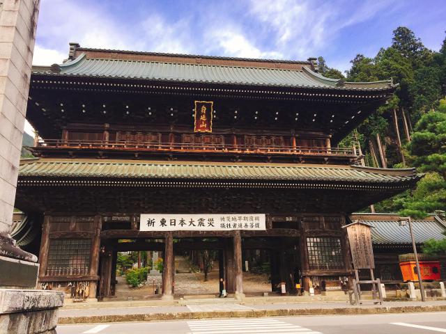 久遠寺の山門