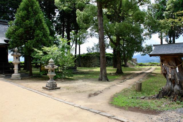青山神社の庭園