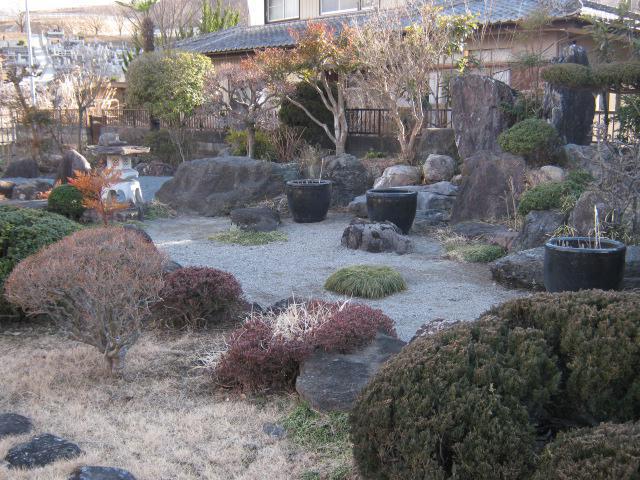 源蔵寺の庭園