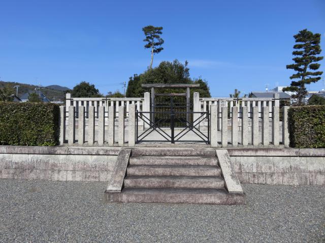 二条天皇　香隆寺陵のお墓