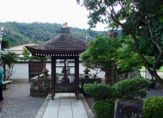 石田神社の塔