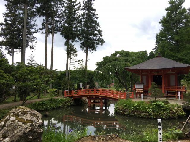 達谷西光寺の庭園