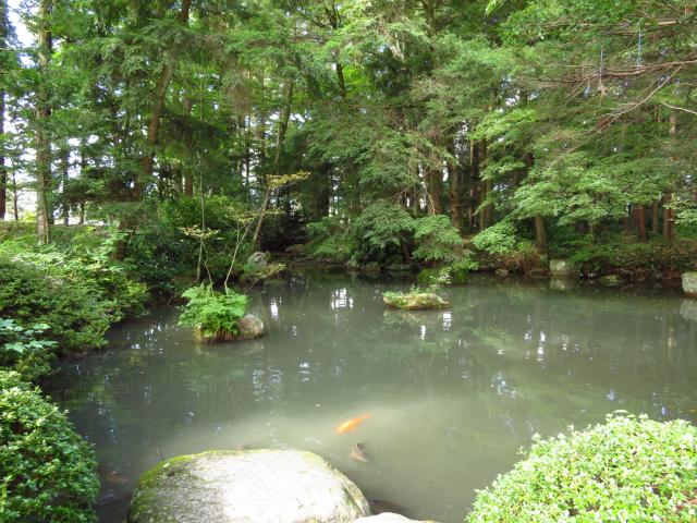 穂高神社本宮の庭園
